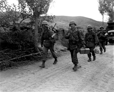 SC 348682 - Men of the 19th Inf. Regt., 24th Inf. Div., move up to the front lines in Korea. 19 September, 1950.