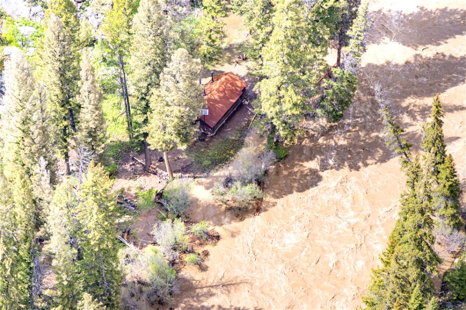 Yellowstone flood event 2022: Hellroaring Patrol Cabin with flooding
