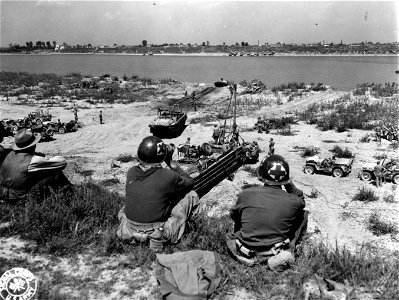 SC 270875 - American soldiers of the 85th Regt., 10th Mtn. Div., with field glasses, looking at scenes near the point of embarkation for the crossing of the Po River.