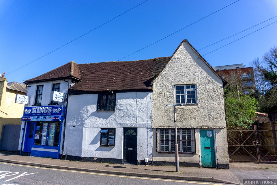 91 HIGH STREET ST MARY CRAY KENT. C16 dwelling with crown post roof. At risk of collapse.