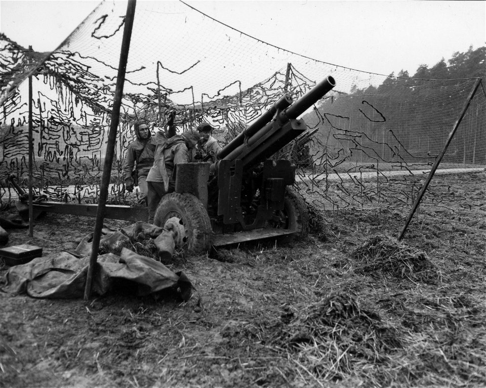 SC 364190 - Members of B Btry., 33rd Field Arty Bn., prepare to fire a 105mm howitzer during Exercise Cold Spot.