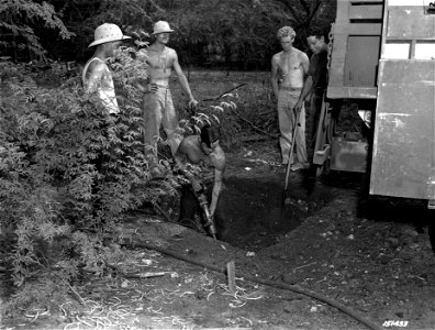 SC 151433 - Engineers at work on a machine gun pit in Hawaii.