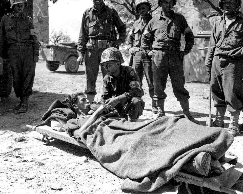 SC 180047 - A German prisoner is given a drink of water at a U.S. medical center in at Altavilla, Italy, where he was treated for wounds. 20 September, 1943.