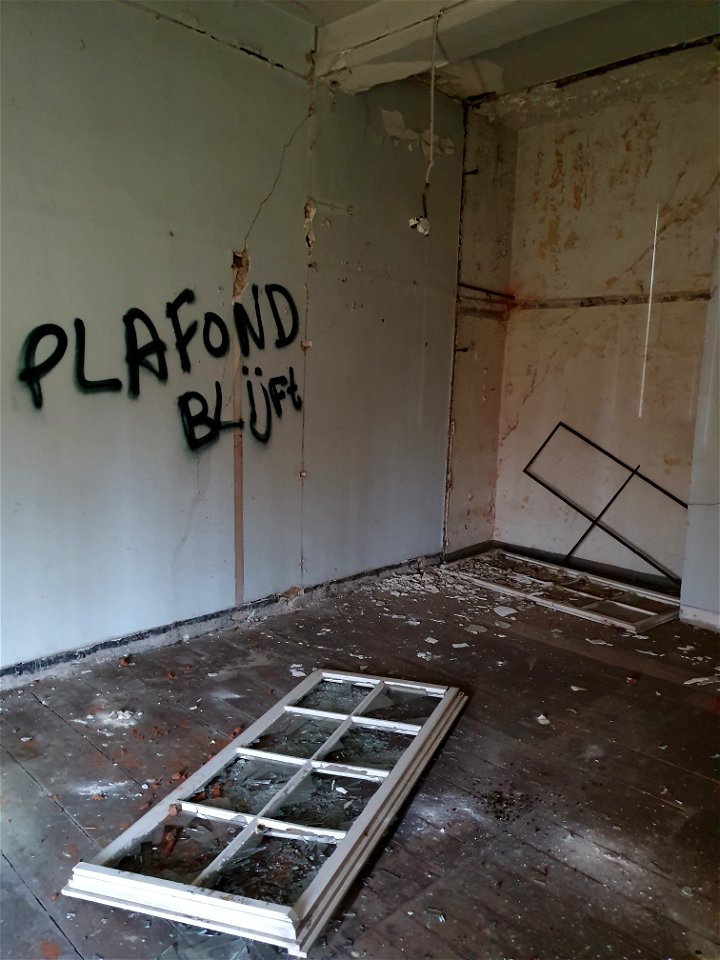 Urbex Kasteel en klooster St. Anna te Heel, plafond blijft
