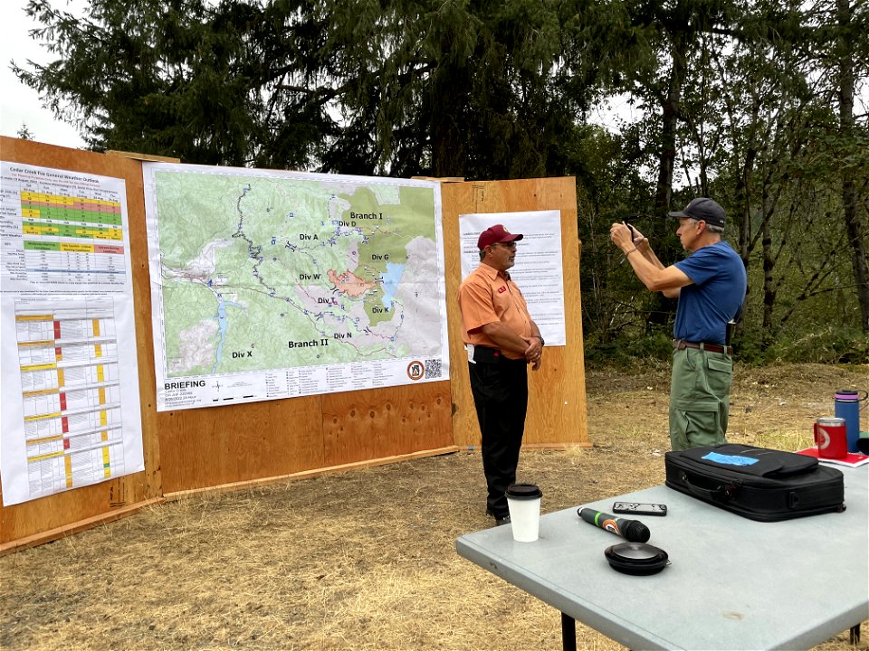 PNW Team 3 records IC Trainee giving briefing_Cedar Crk Fire Willamette NF 082022