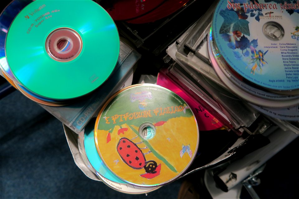 old-CDs-recycle2017_0404_081950