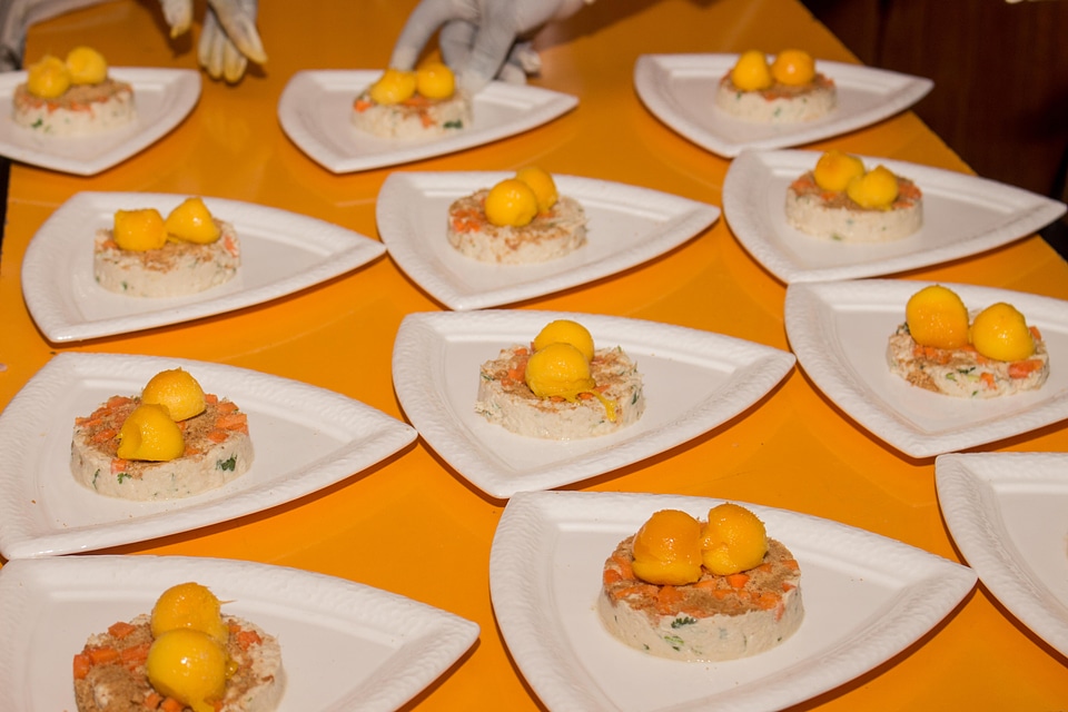 Food plates dressing