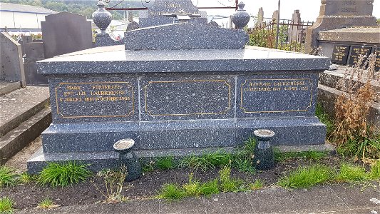 Tombe au cimetière de Riom-es-Montagne