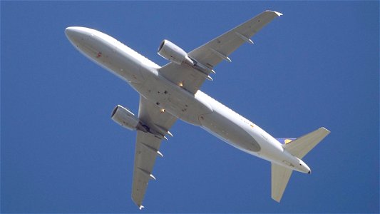 Airbus A320-214 D-AIZF Lufthansa from Rome  (9000 ft.)