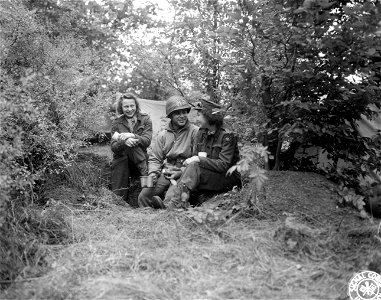 SC 329726 - Brief rest in the Nancy sector is enjoyed over a cup of coffee and doughnuts by Lt. Samuel L. Kahn, of Dayton, O., a Military Police officer. photo