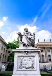 Monumento a Wilhelm von Humboldt, en la Universidad de Humboldt, Berlín photo