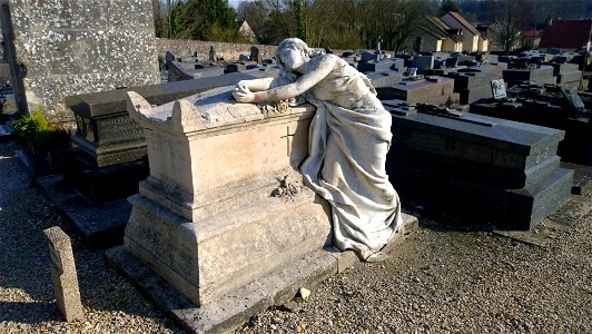Tombe romantique au cimetière de Provins