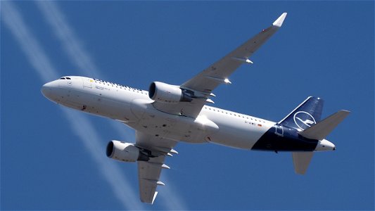 Airbus A320-214 D-AIWD Lufthansa from Rome  (6200 ft.)