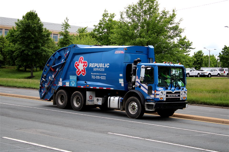 Republic Services truck 2208