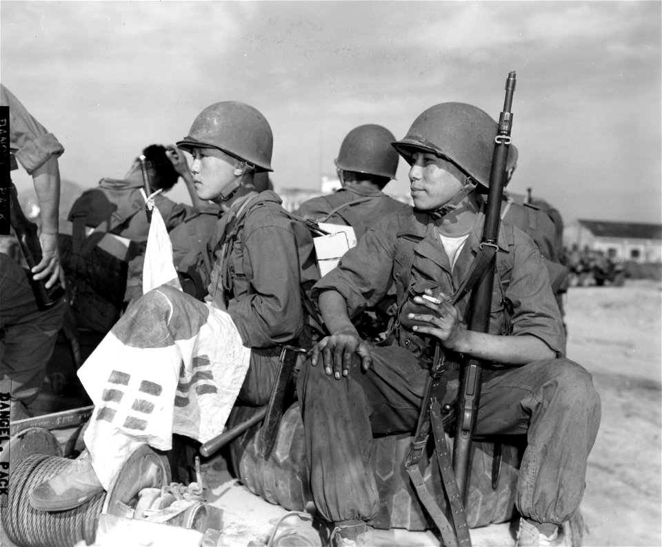 SC 348704 - ROK Marines move toward the Han River from the Kimpo air strip aboard DUKWs of the 1st Marine Div., in offensive launched by UN forces against the North Korean enemy forces in that area.