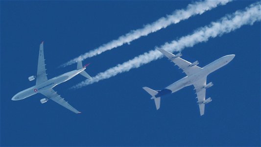 Two Airbus heading South: