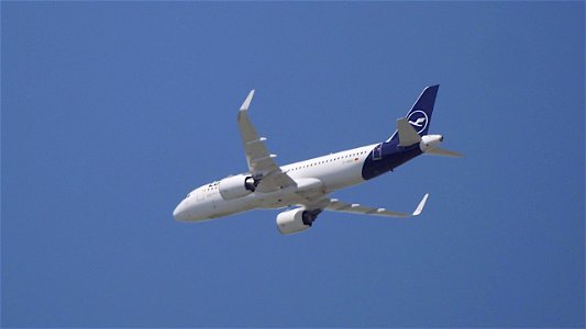 Airbus A320-271N D-AINO Lufthansa from Madrid (7000 ft.)