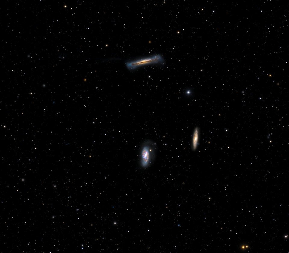Leo Triplet (Dss2 colorized)