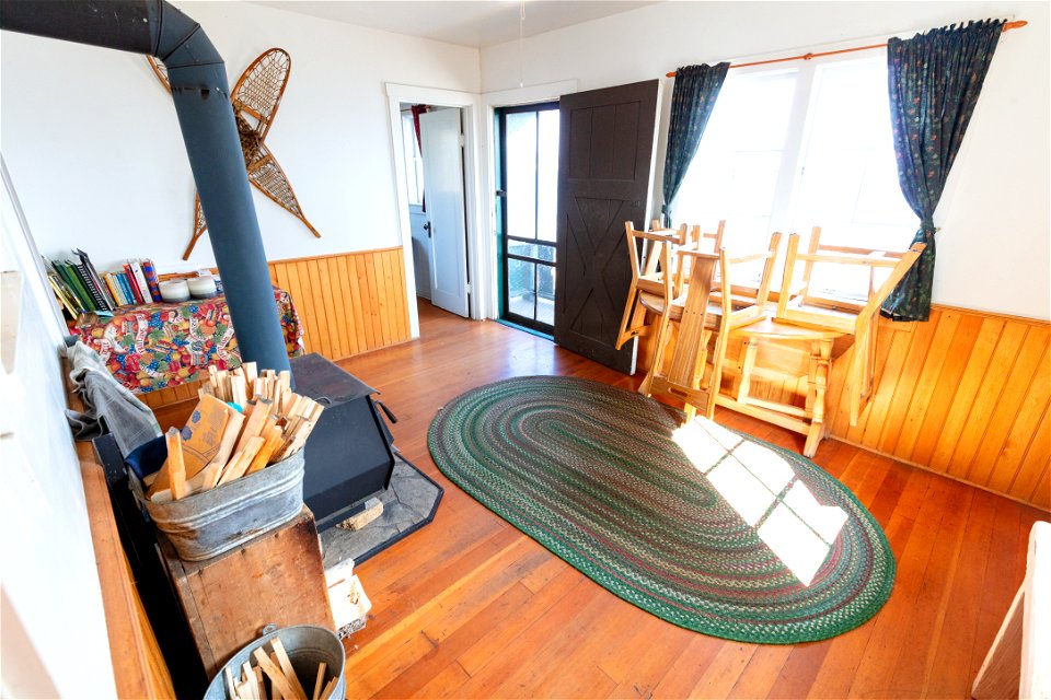 Peale Island Cabin: living room