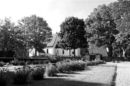 Torpa kyrka - gravplats photo
