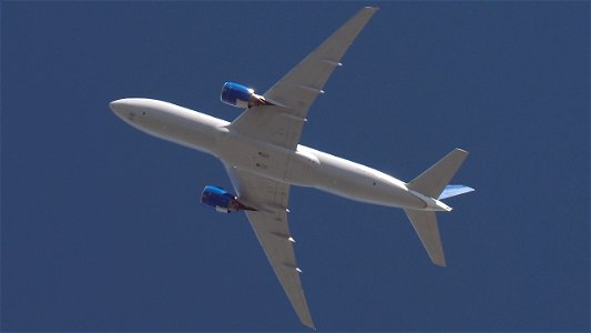 Boeing 777-222(ER) N785UA United Airlines to Washington (15900 ft.) photo