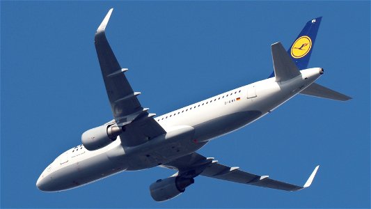 Airbus A320-214 D-AIWA Lufthansa from Seville  (7500 ft.)