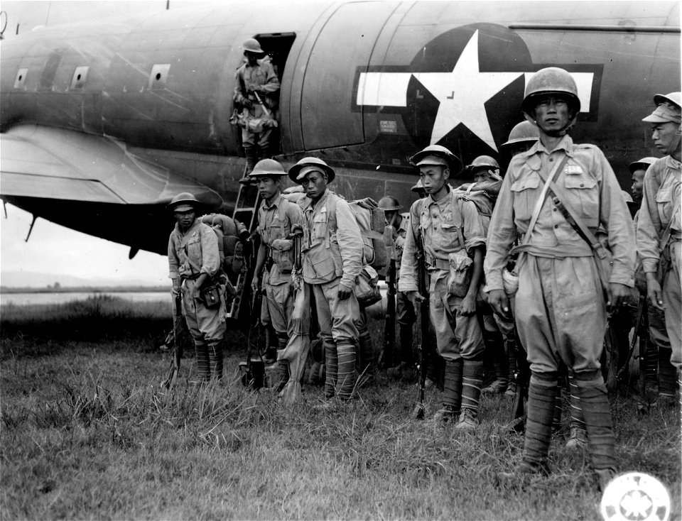 SC 221535 - Troops of the New Chinese 6th Army arriving at the Nanking Airfield on 5th Sept., 45.