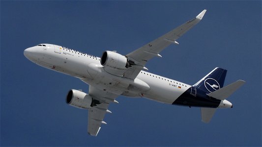 Airbus A320-271N D-AINT Lufthansa from Porto (7200 ft.)