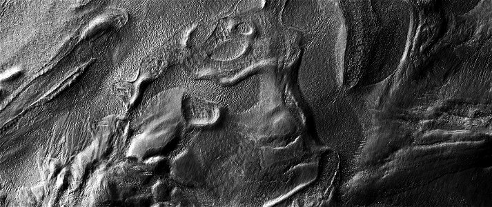 Flow Features in Nereidum Montes photo