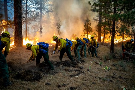 Soldiers on Dixie Fire photo