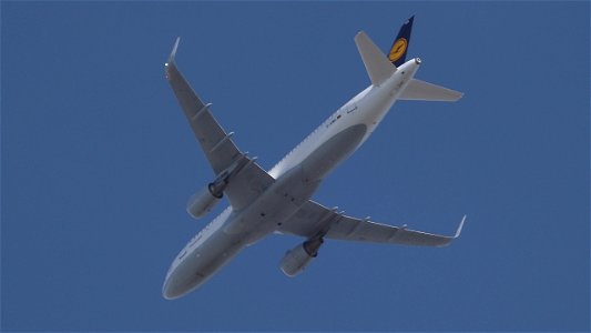 Airbus A320-214 D-AIWA Lufthansa from Rome (13200 ft.)