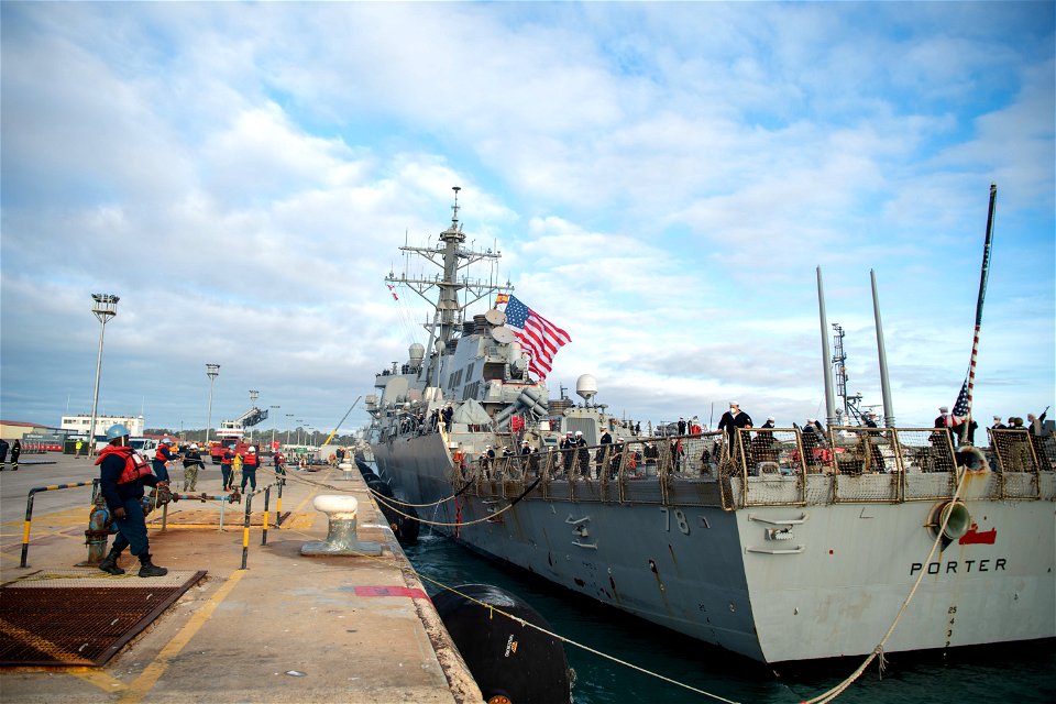 211210-N-RY670-1078