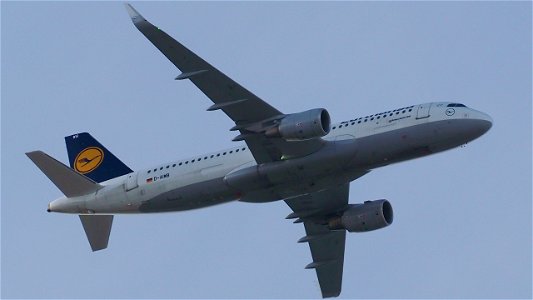 Airbus A320-214 D-AIWB Lufthansa from Rome (7900 ft.)