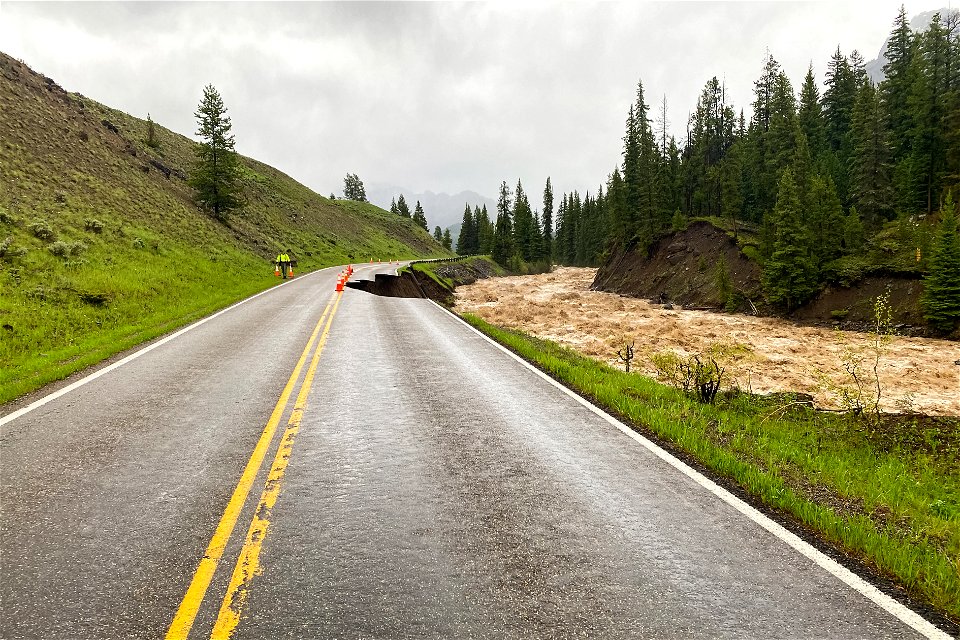 Yellowstone flood event 2022: road near Trout Lake Trailhead starting to undercut