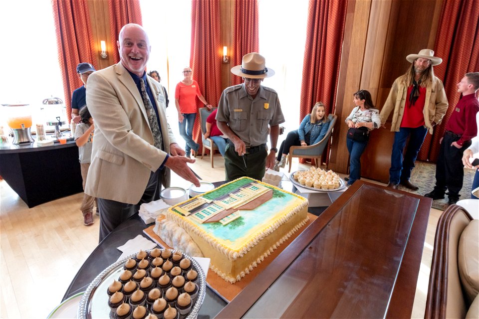 Mammoth Hot Springs Hotel reopening ceremony: Rick Hoeninghausen and Peter Galindo cut the cake