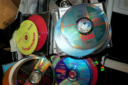 old-CDs-recycle2017_0404_082049