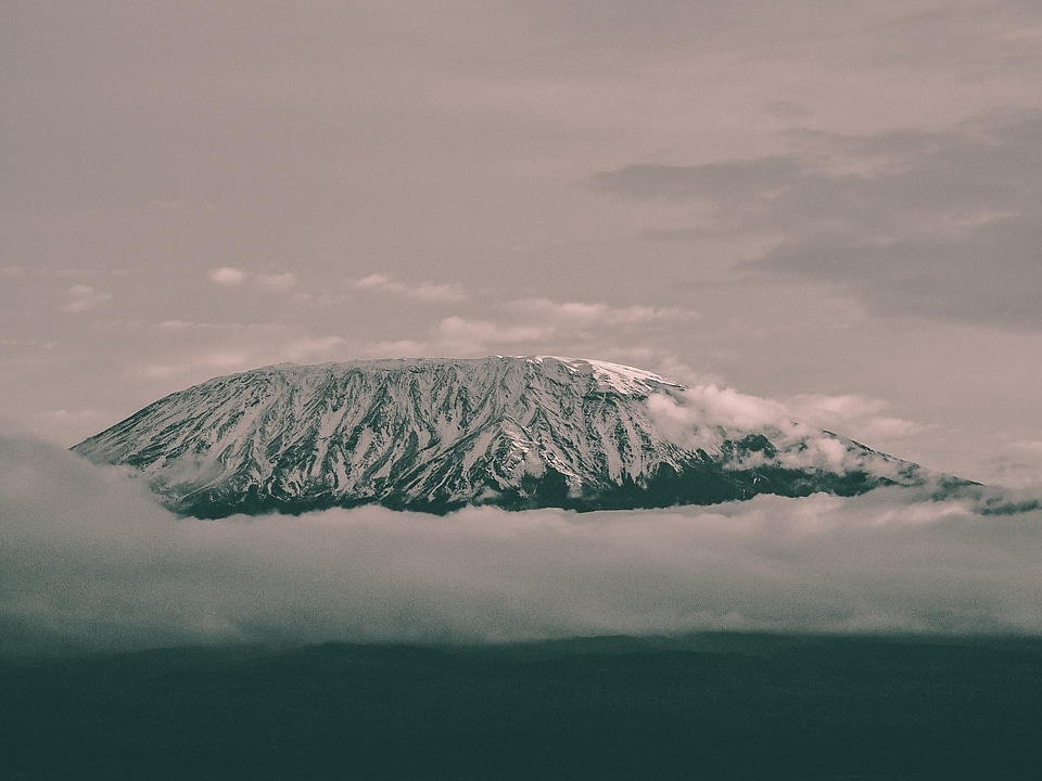 Mountain kilmanajaro clouds