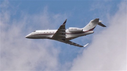 Bombardier BD-100-1A10 Challenger 350 CS-CHH Netjets Europe from Amsterdam (4200 ft.)