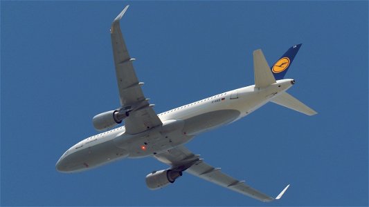 Airbus A320-214 D-AIUS Lufthansa from Luqa (8100 ft.) photo