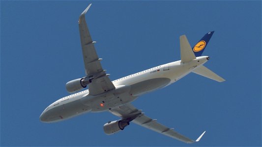 Airbus A320-214 D-AIUS Lufthansa from Luqa  (8100 ft.)