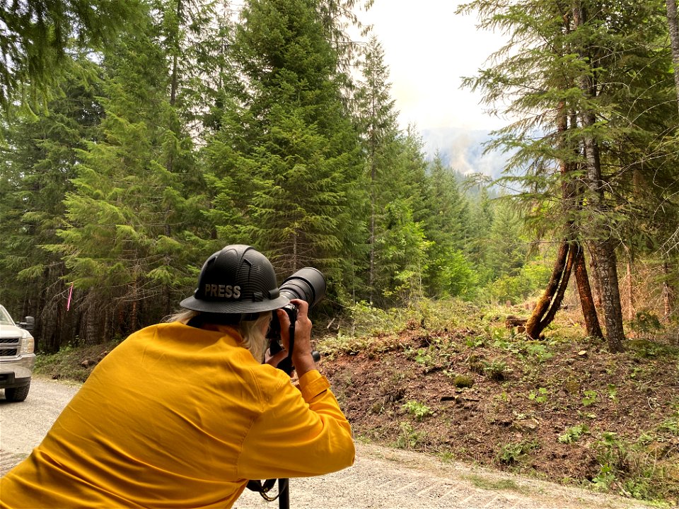 Press photographs the Cedar Creek Fire on the Willamette National Forest. August 7, 2022.