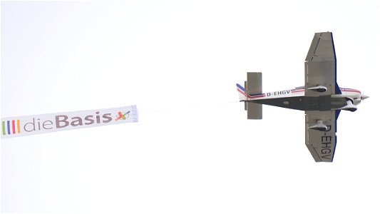 Robin DR400-180 Regent D-EHGV Flugschule Hans Grade (2900 ft.) mit Schleppbanner