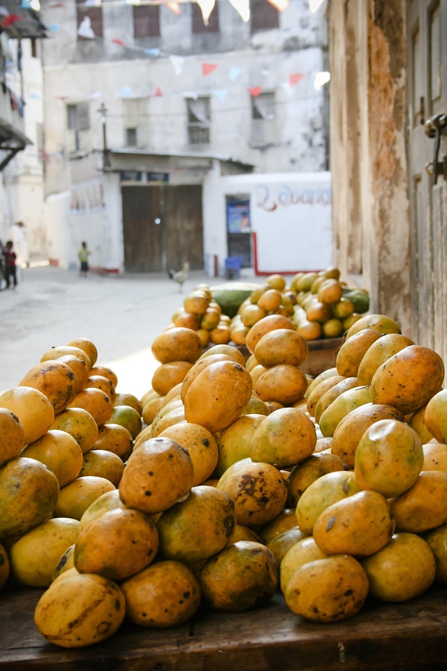 Market mangoes fruits