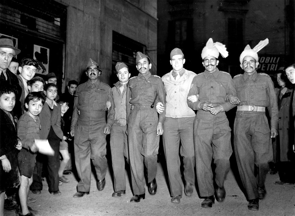 SC 334934 - Allied soldiers on shopping tour. American and Indian soldiers form a striking contrast as they stroll about Naples, Italy, on a shopping tour.
