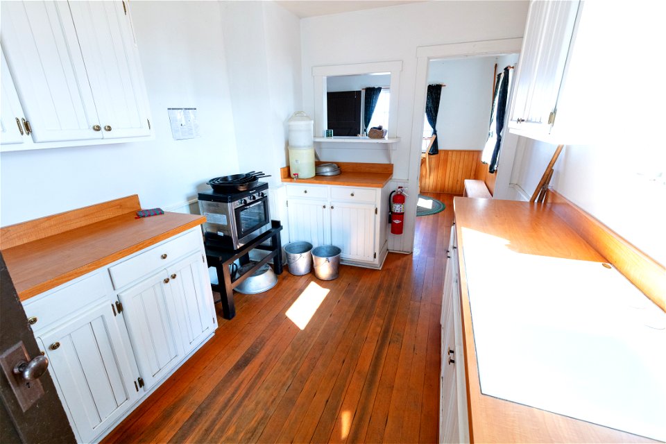 Peale Island Cabin: kitchen