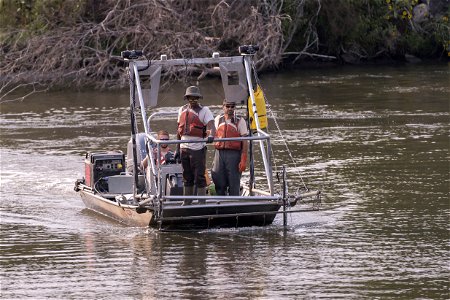 Invasive Carp Research on the James River in South Dakota. Photo: Sam Stukel (USFWS)