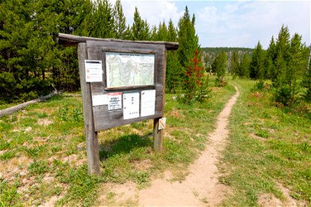 YCC Alpha Crew 2021 Grizzly Lake Trailhead sign install: old sign photo