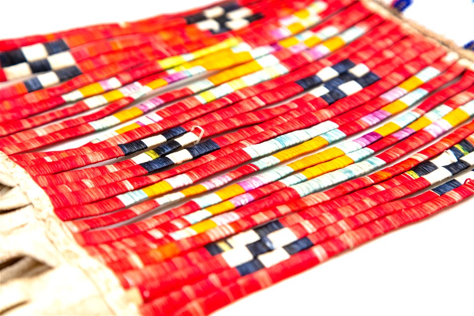 YELL 7124: beaded leather pouch (3)