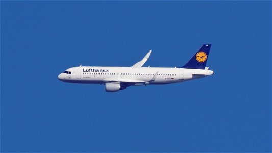 Airbus A320-214 D-AIUR Lufthansa from Madrid (6700 ft.)