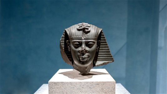 Cabeza de una estatua del faraón Amasis, Neues Museum photo